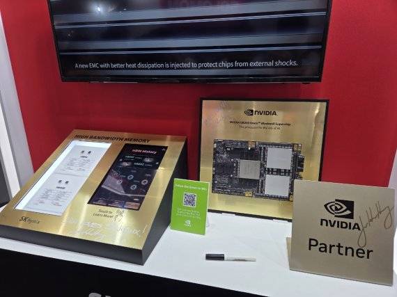 20일 대만 타이베이에서 열린 컴퓨텍스 2025 내 SK하이닉스 부스 전시품에 엔비디아 젠슨 황 CEO 사인이 그려져 있다. 사진=장민권 기자