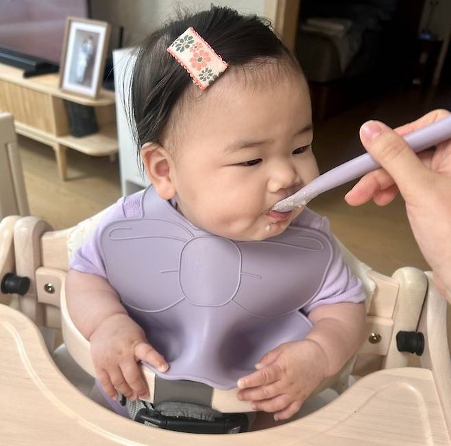 이유식을 맛있게 먹는 아이. 발달 과정을 함께하며 누리는 행복한 순간.