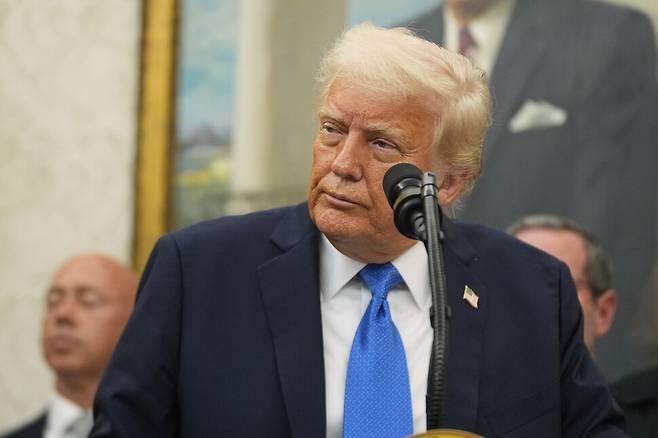 도널드 트럼프 미국 대통령이 19일 워싱턴 디시(D.C.) 백악관 오벌 오피스에서 열린 법 집행관 표창 행사 중 질문을 듣고 있다. 워싱턴/AP 연합뉴스