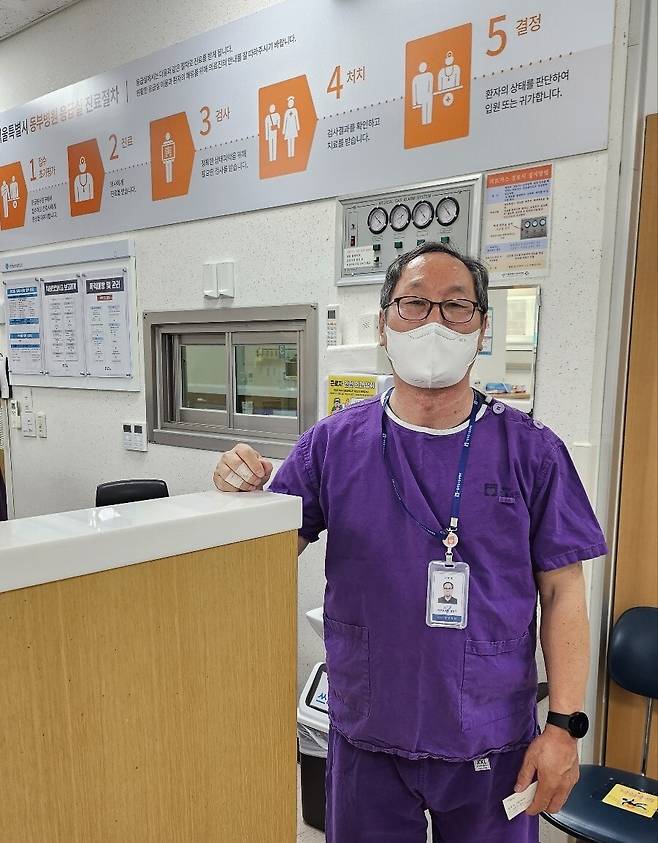 ‘서울형 노숙인 공공일자리’를 통해 서울시립동부병원 응급실에서 의무보조원으로 일하는 강아무개씨. 서울시 제공