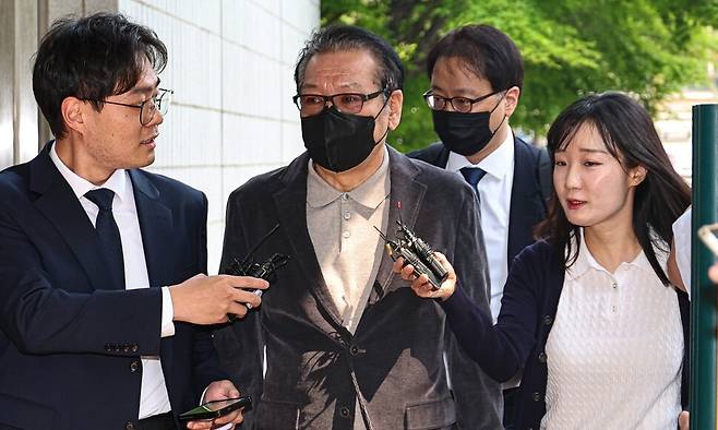 청탁금지법 위반 혐의를 받는 ‘건진법사’ 전성배씨가 12일 자신의 불법 정치자금 수수 혐의 2차 공판이 열린 서울남부지법에 출석하고 있다. 공동취재사진
