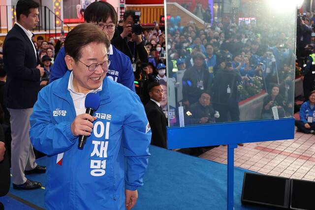 이재명 더불어민주당 대통령 후보가 19일 서울 마포구 KT&G 상상마당 앞에서 방탄유리가 설치된 유세차에 올라 연설하고 있다. 연합뉴스