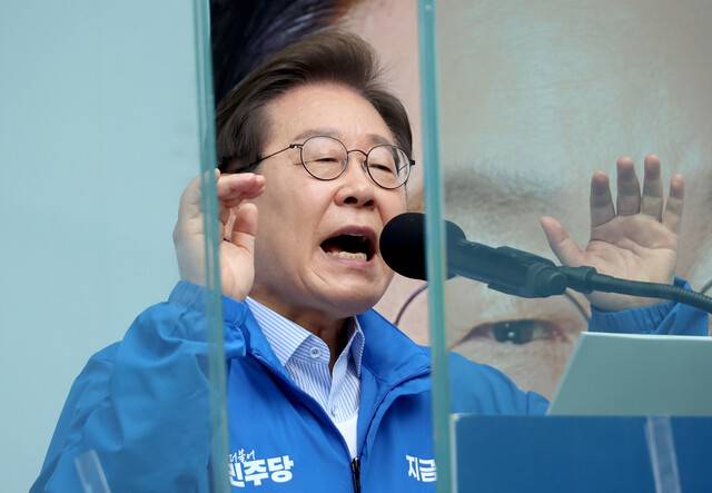 이재명 더불어민주당 대통령 후보가 20일 경기 의정부 로데오거리에서 열린 유세에서 시민들에게 지지를 호소하고 있다. 연합뉴스