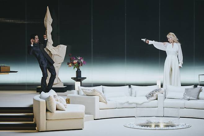 배우 이혜영이 주연으로 나선 헨리크 입센 원작 연극 ‘헤다 가블러’ 공연 장면. 국립극단 제공