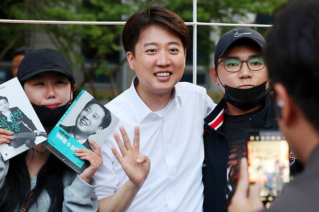이준석 개혁신당 대통령 후보가 19일 오후 광주 북구 전남대 후문 앞에서 열린 유세에서 지지자들과 기념사진을 찍고 있다. 연합뉴스