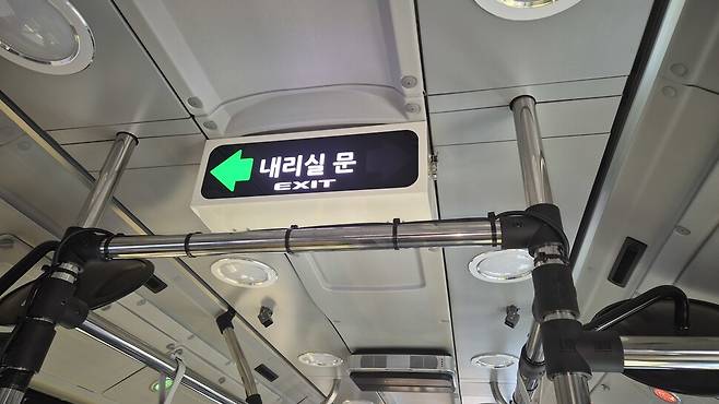 양문형 버스에서 왼쪽 하차를 알리는 초록새 안내 표시등이 켜져 있다. 서보미 기자