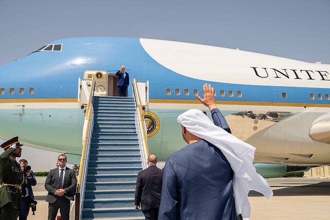 16일 중동 순방 당시 도널드 트럼프 미국 대통령이 아랍에미리트 아부다비의 대통령 전용공항에서 전용기에서 타기 전 작별인사를 하고 있다. EPA연합뉴스