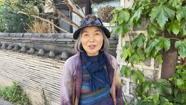 정영신 작가가 인터뷰 뒤 사진을 찍고 있다. 강성만 선임기자