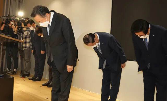 SPC그룹의 허영인(가운데) 회장과 계열사 대표들이 계열사의 경기도 평택 제빵공장에서 발생한 노동자의 사망사고와 관련해 지난 2022년 10월21일 오전 서울 서초구 SPC 본사 2층 강당에서 사과 기자회견을 하며 고개를 숙이고 있다. 윤운식 선임기자 yws@hani.co.kr