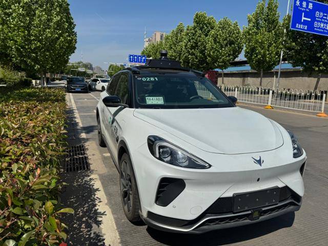 뤄보콰이파오 차량이 12일 우한 도심에서 주행을 마친 뒤 목적지에서 잠시 정차하고 있다. 우한=이혜미 특파원