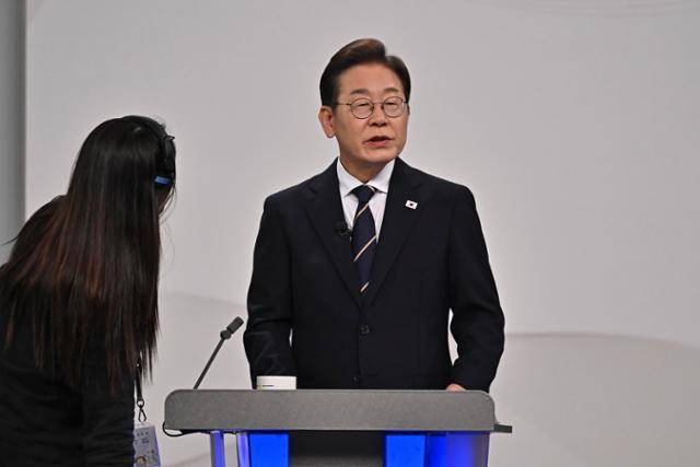 이재명 더불어민주당 대선 후보가 18일 서울 마포구 SBS상암스튜디오에서 열린 제21대 대선 1차 후보자 토론회를 준비하고 있다. 연합뉴스