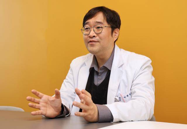 13일 서울 성북구 고대안암병원에서 만난 이찬녕 신경과 교수가 경도인지장애에 대해 설명하고 있다. 고대안암병원 제공