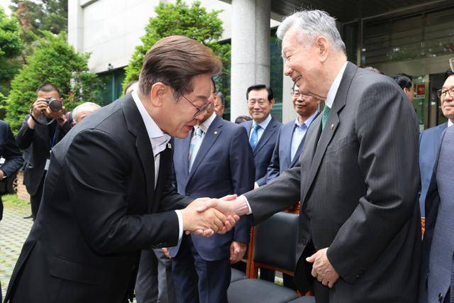 이재명(왼쪽) 더불어민주당 대선 후보가 19일 서울 용산구 대한노인회관을 찾아 이중근(오른쪽) 대한노인회장과 악수하며 인사를 나누고 있다. 뉴스1