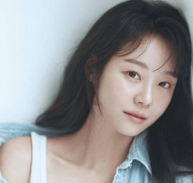 배우 이시원이 결혼 4년 만에 딸을 품에 안았다. 이시원 SNS