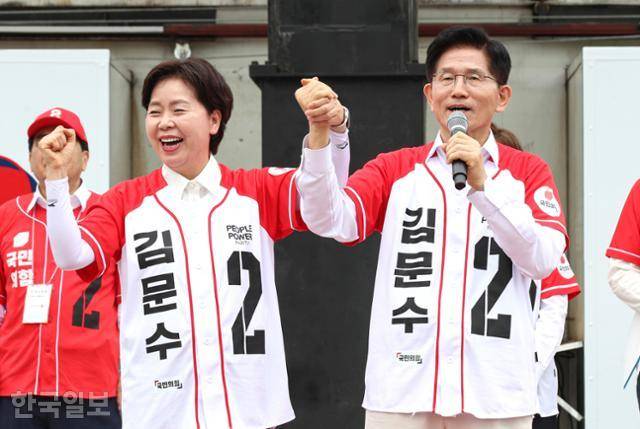 김문수(오른쪽) 국민의힘 대선 후보가 16일 경기 화성 동탄센트럴파크에 마련된 유세장을 찾아 시민들에게 양향자(왼쪽) 공동선거대책위원장을 소개하고 있다. 하상윤 기자
