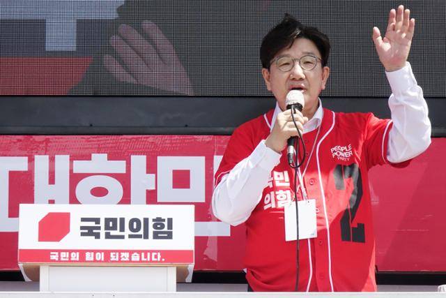 권성동 국민의힘 원내대표가 17일 제주시 도두일동 제주오일시장에서 김문수 후보 지지를 호소하고 있다. 제주=뉴시스