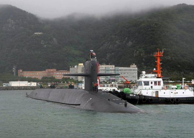 2023년 7월 부산 해군작전기지에 입항한 미군 오하이오급 전략핵 잠수함 '켄터키함'(SSBN-737). 미 해군 함대전력사령부 제공