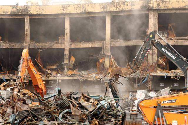 광주 광산구 소촌동 금호타이어 광주공장 화재 나흘째인 20일 오전 현장에서 건물 해체 작업 전 중장비들이 잔해물들을 치우고 있다. 뉴스1