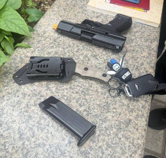 A씨가 소지한 흉기와 BB탄총. 독자 제공