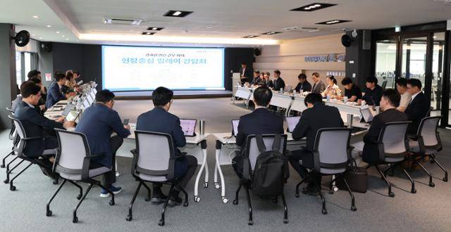 경기도경제과학진흥원이 간부회의를 지난 19일 고양시 경기창업혁신공간에서 개최하고 있다. 경과원 제공