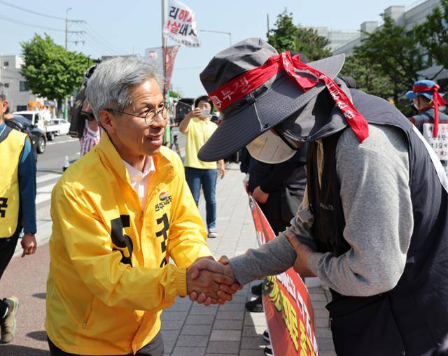 권영국 민주노동당 대선 후보가 19일 울산 북구 현대자동차 울산공장 정문에서 농성 중인 노동자와 인사하고 있다. 울산-연합뉴스