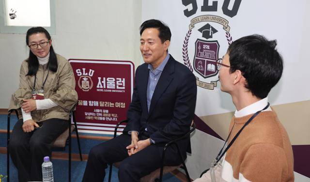 오세훈(가운데) 서울시장이 지난달 8일 서울 금천구 한 공부방에서 열린 서울런 학생 초청 간담회에서 발언을 하고 있다. 연합뉴스