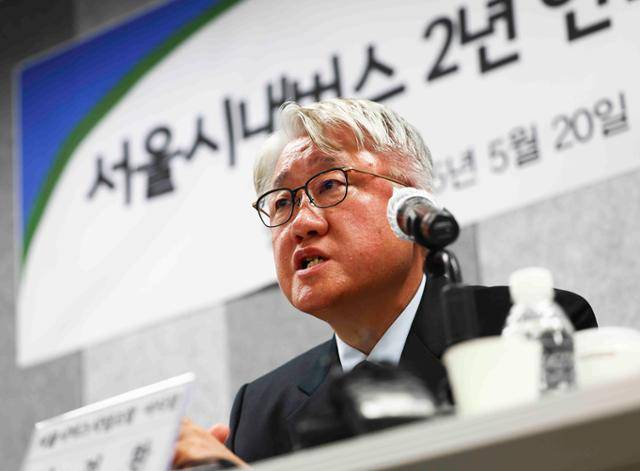 김정환 서울시버스사업조합이사장이 20일 서울 중구 상연재 별관에서 열린 서울시내버스 2년 연속 파업 사태에 대한 버스조합 입장 발표 기자 간담회에서 발언하고 있다. 뉴시스