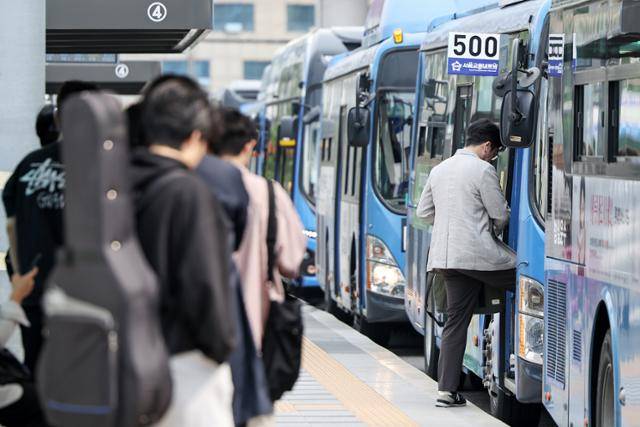 13일 서울 중구 서울역 버스환승센터에서 시민들이 버스를 이용하고 있다. 뉴스1