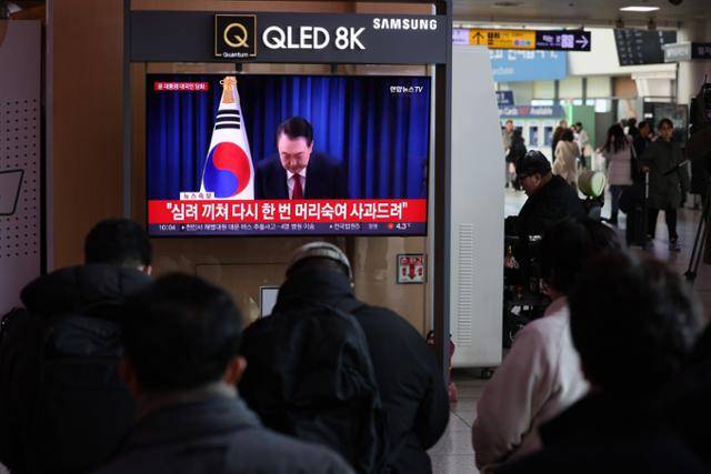 윤석열 대통령에 대한 국회 탄핵안 표결일인 7일 오전 서울역 대합실에서 시민들이 윤 대통령의 대국민 비상계엄 관련 담화를 시청하고 있다. 뉴스1