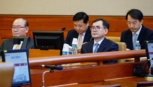 서울시 공무원 간첩조작 사건 피해자 유우성 씨를 보복 기소했다는 이유로 탄핵소추됐던 안동완(앞줄 오른쪽) 부산지검 2차장검사가 지난해 2월 20일 서울 종로구 헌법재판소에서 열린 첫 변론기일에 자리하고 있다. 뉴스1
