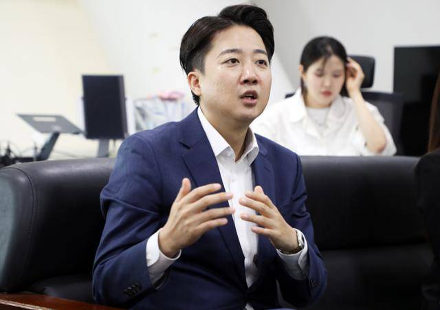 이준석 개혁신당 대선 후보가 20일 광주광역시의회 기자실을 찾아 지역 기자단과 질의응답하고 있다. 뉴스1