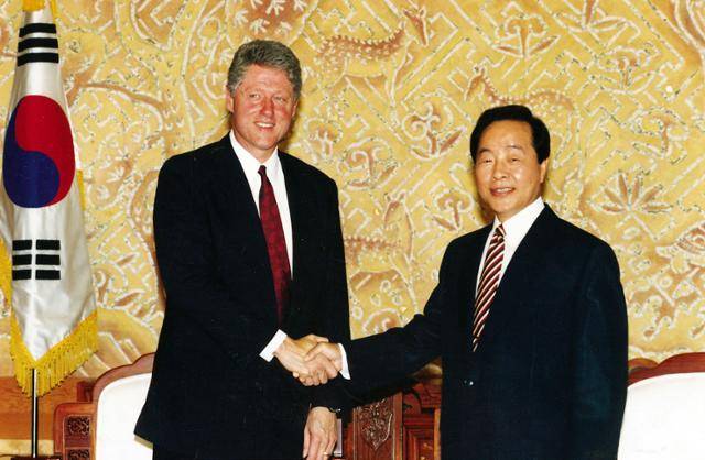 1993년 7월 10일 김영삼(오른쪽) 당시 대통령과 한국을 방문한 빌 클린턴 당시 미국 대통령이 청와대에서 한미 정상회담에 앞서 악수하고 있다. 한국일보 자료사진