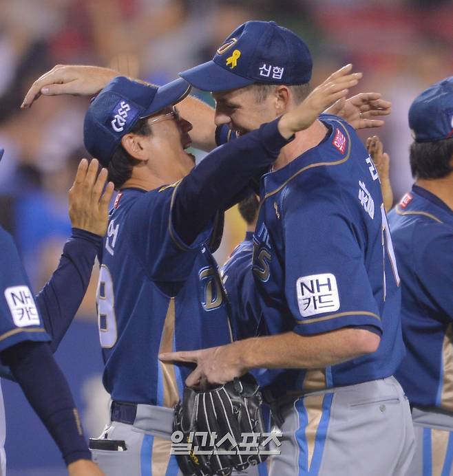 2014.06.24 <프로야구 LG 트윈스-NC 다이노스> 24일 잠실구장에서 열린 프로야구 LG-NC전에서 NC 선발 찰리가 외국인 투수 최초로 노히트노런을 달성한 후 최일언을 코치를 비롯해 동료들의 축하를 받고 있다. IS 포토