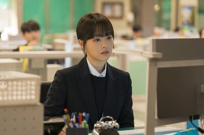 미래인 척하는 미지. 사진제공=tvN