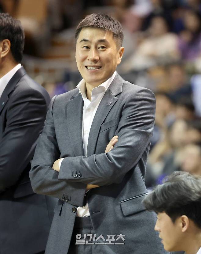 21일 오후 잠실실내체육관에서 열린 2023~2024 정관장 프로농구 삼성과 KCC 경기. KCC 이상민 코치가 경기중 미소 짓고 있다. 잠실실내체=정시종 기자 capa@edaily.co.kr /2024.01.21.