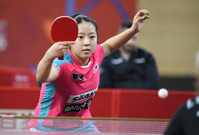 신유빈이 19일 카타르 도하 카타르대학교 스포츠 컴플렉스에서 열린 2025 국제탁구연맹(ITTF) 세계선수권대회 여자단식 64강 루마니아 이오아나 신게오르잔과 경기를 펼치고 있다. 2025. 5. 19. 사진공동취재단