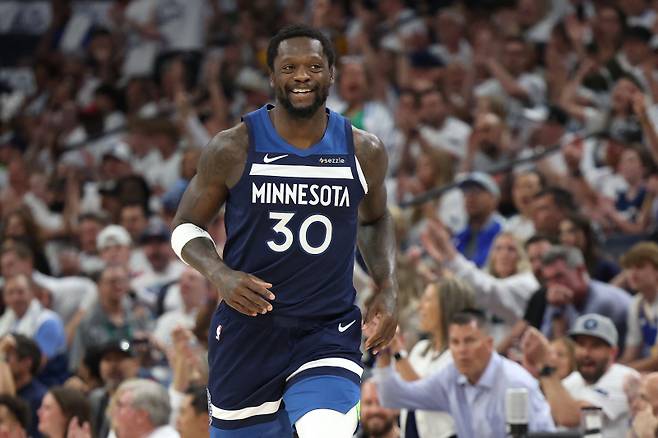 <yonhap photo-4718=""> MINNEAPOLIS, MINNESOTA - MAY 14: Julius Randle #30 of the Minnesota Timberwolves celebrates against the Golden State Warriors during the first quarter in Game Five of the Western Conference Second Round NBA Playoffs at Target Center on May 14, 2025 in Minneapolis, Minnesota. NOTE TO USER: User expressly acknowledges and agrees that, by downloading and or using this photograph, User is consenting to the terms and conditions of the Getty Images License Agreement. Ellen Schmidt/Getty Images/AFP (Photo by Ellen Schmidt / GETTY IMAGES NORTH AMERICA / Getty Images via AFP)/2025-05-15 11:23:04/ <저작권자 ⓒ 1980-2025 ㈜연합뉴스. 무단 전재 재배포 금지, AI 학습 및 활용 금지></yonhap>