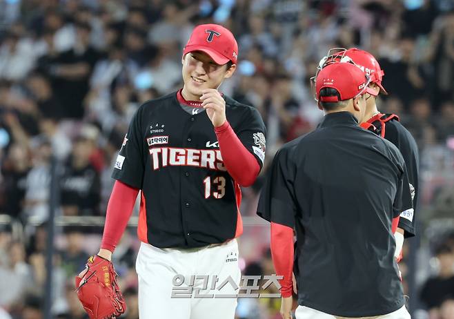 20일 오후 수원 KT위즈파크에서 열린 2025 프로야구 KIA와 KT 경기. KIA 선발 윤영철이 5회 교체 되고 있다. 수원=정시종 기자 capa@edaily.co.kr /2025.05.20.