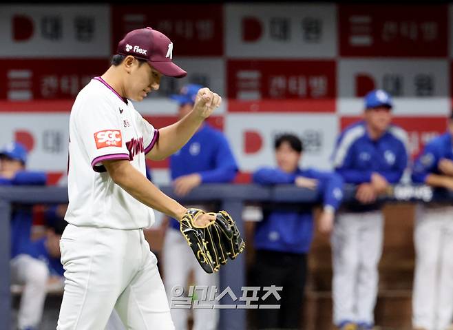 2025 KB0리그 프로야구 키움히어로즈와 삼성라이온즈의 경기가 20일 오후 서울 고척스카이돔에서 열렸다. 연장 11회초 1사 만루 김지찬애게 1타점 적시타를 허용한 윤석원이 고개를 숙이고 있다. 고척=김민규 기자 mgkim1@edaily.co.kr /2025.05.20/