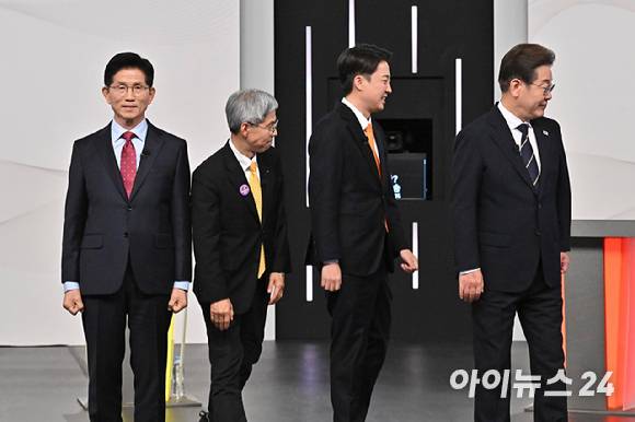 (왼쪽부터) 김문수 국민의힘·권영국 민주노동당·이준석 개혁신당·이재명 더불어민주당 대선후보가 지난 18일 서울 상암동 SBS 프리즘센터 스튜디오에서 열린 중앙선거방송토론위원회 주관 제21대 대선후보자 1차 토론회에서 기념 촬영을 끝내고 자리로 돌아가고 있다. [사진=국회사진취재단]