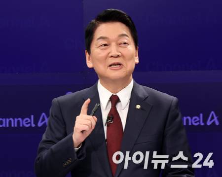 지난달 24일 종로 동아미디어센터 채널A 스튜디오에서 국민의힘 대선 2차 경선 진출자인 안철수 후보가 리허설하고 있다. [사진=국회사진취재단]