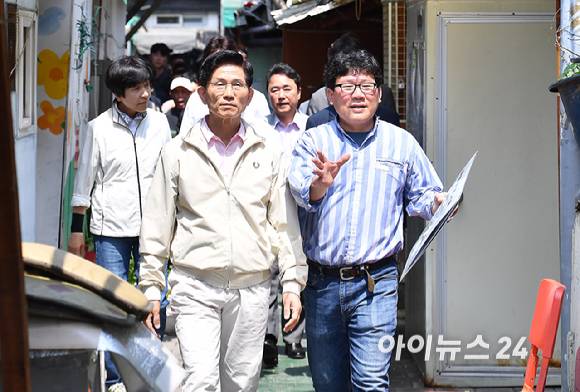 김문수 국민의힘 대선 후보가 20일 서울 영등포 쪽방촌을 둘러보고 있다. [사진=곽영래 기자]