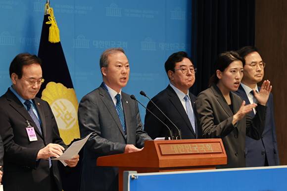 양오봉 전북대 총장이 국회 소통관 기자회견에서 발언을 하고 있다. [사진=전북대학교]