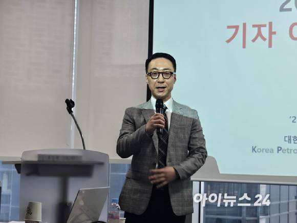 조상범 대한석유협회 대외협력실 실장이 20일 서울 여의도 대한석유협회에서 진행된 아카데미에서 발언하고 있다. [사진=최란 기자]