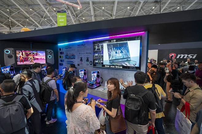 MSI 부스 중심부에 MSI의 UMPC ‘클로’를 만나볼 수 있다 / 출처=IT동아