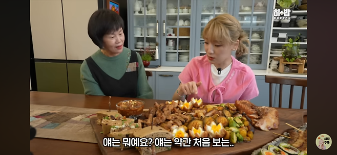 “얘는 뭐에요?” 처음 만난 제주의 맛. 제사상에 올랐던 전통 음식을 하나씩 맛보며 향토 음식의 이름과 의미를 묻는 히밥. (히밥 유튜브 제공)