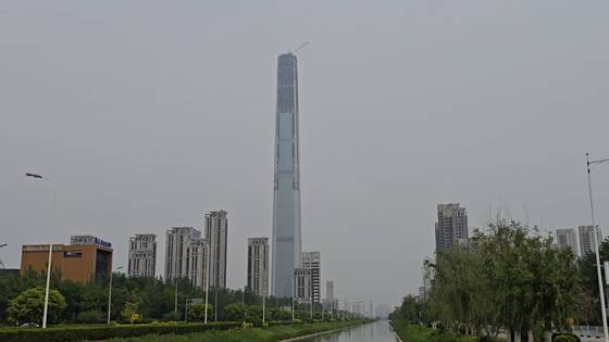 지상 600m 높이 중국 톈진시 ‘톈진 117 빌딩’이 최근 10년 만에 공사를 재개했다. 이도성 특파원