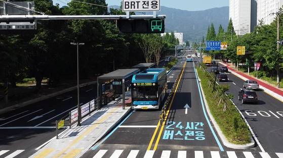 경남 창원시 S-BRT(고급형 간선급행버스체계) 구간에서 시내버스가 일반차로와 분리된 버스전용차로 위를 달리고 있다. [사진 창원시]