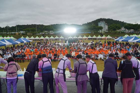 지난해 5월 전남 나주시 영산강 둔치체육공원 일원에서 열린 ‘제20회 영산포 홍어축제’ 현장에서 윤병태 나주시장을 비롯한 축제 참석자들이 홍어무침 행사를 하고 있다. [사진 나주시]