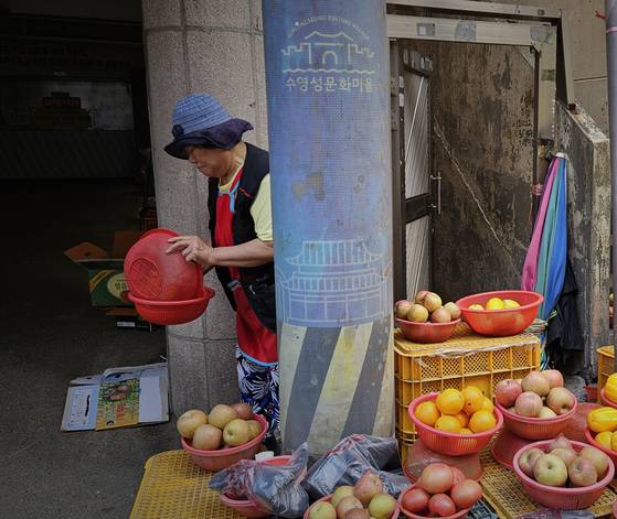 부산 수영 팔도시장에서 과일을 판매하는 한미현씨. 김정재 기자